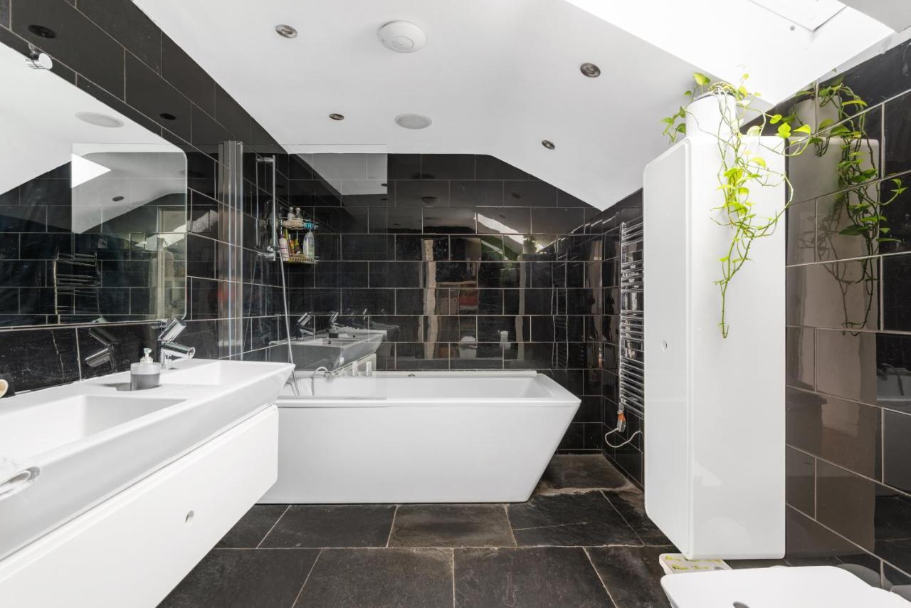 Studio For 3 With A Private Balcony In A Cubic House With Outside Pool Apartment London Exterior photo