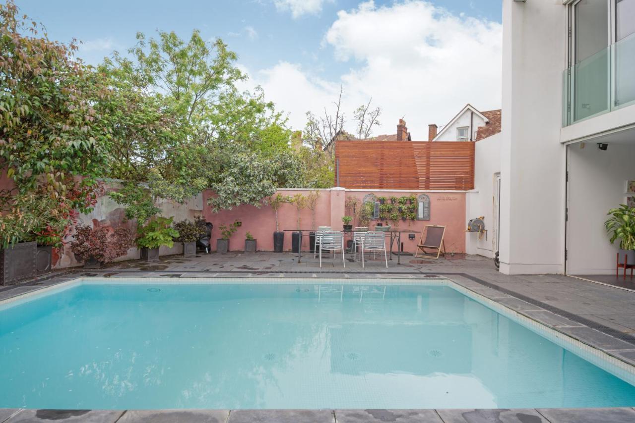 Studio For 3 With A Private Balcony In A Cubic House With Outside Pool Apartment London Exterior photo