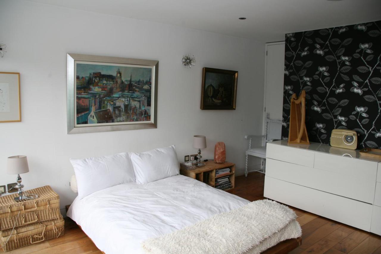 Studio For 3 With A Private Balcony In A Cubic House With Outside Pool Apartment London Exterior photo