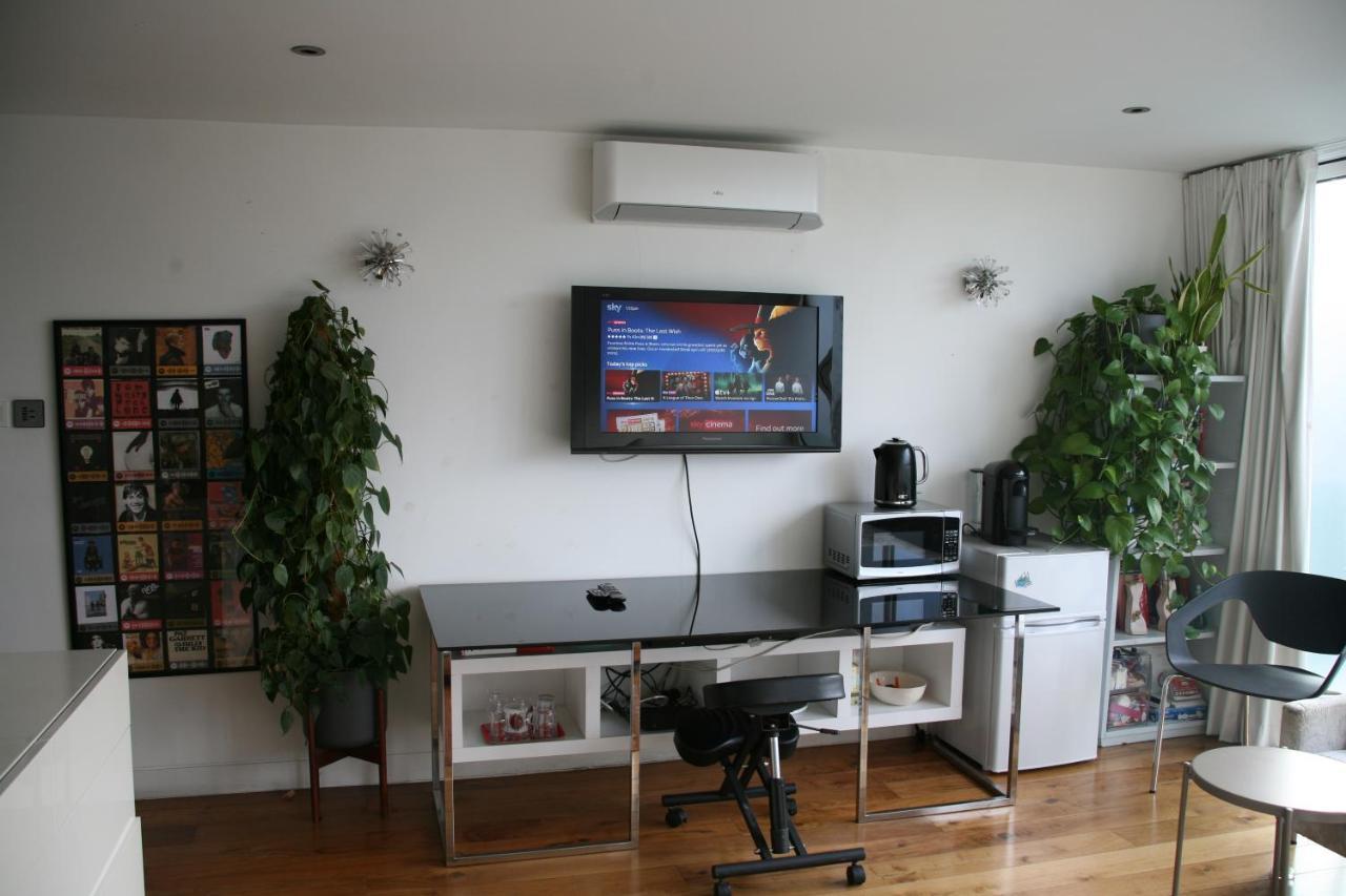 Studio For 3 With A Private Balcony In A Cubic House With Outside Pool Apartment London Exterior photo